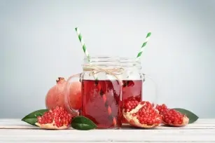 Pomegranate juice as a life-giving nectar. Discover the 8 advantages of this drink!