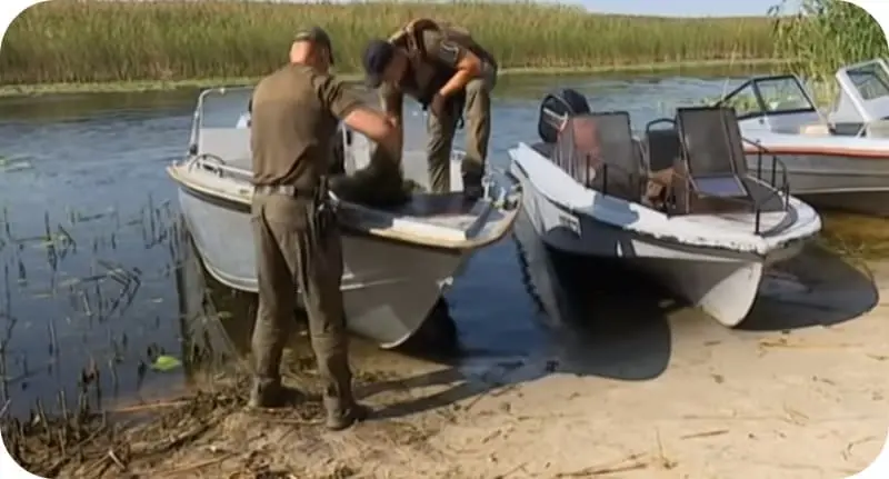 Riding in a spawning ban on a boat with and without a motor