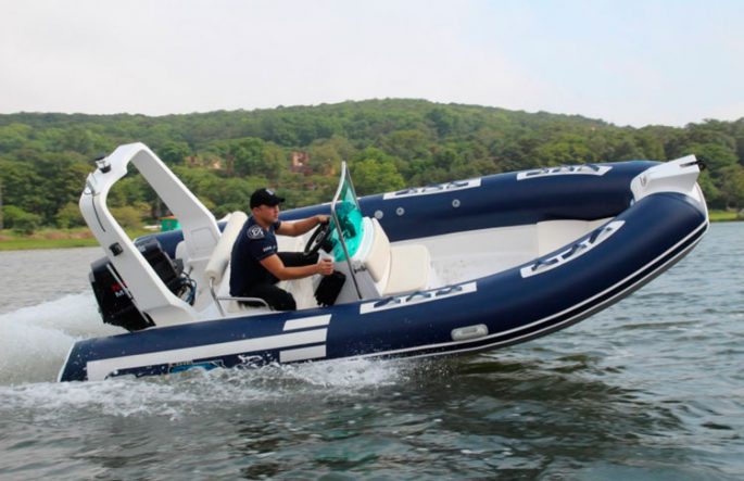 Rubber boats for a motor: with an inflatable and hard bottom, tips for choosing