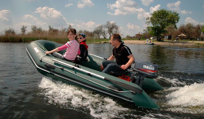 Rubber boats for a motor: with an inflatable and hard bottom, tips for choosing