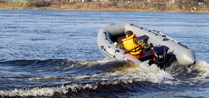 Rubber boats for a motor: with an inflatable and hard bottom, tips for choosing