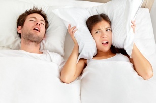 Snoring is an annoying and embarrassing problem. How to prevent this ailment? Discover 9 ways to fight snoring.