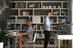 Take care of a healthy spine in 3 steps &#8211; meet height-adjustable desks