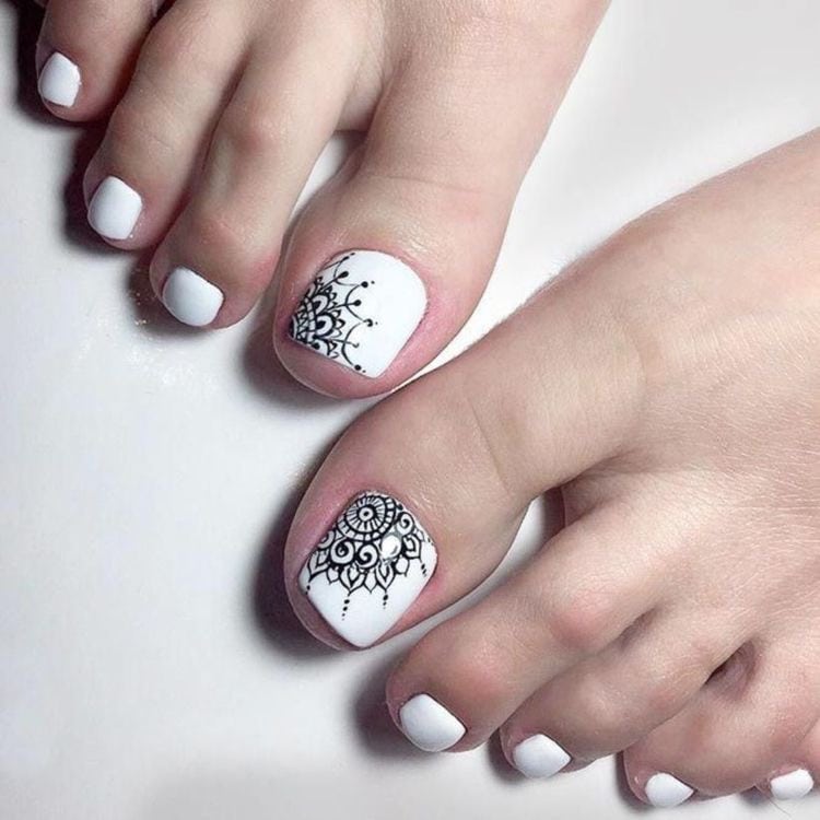 The most fashionable and beautiful pedicure for 2019: fresh ideas for beauties