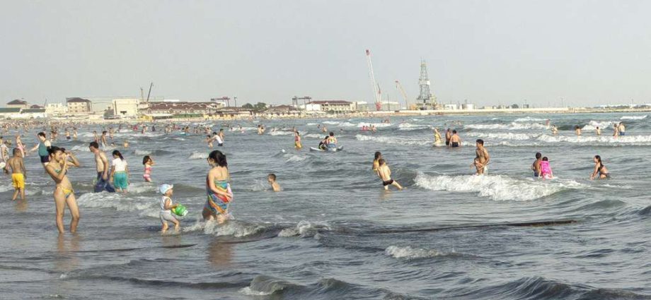 Курорт в Казахстане на Каспийском море Актау. Атырау Каспийское море. Аваза Туркменистан пляж. Актау Казахстан пляж.