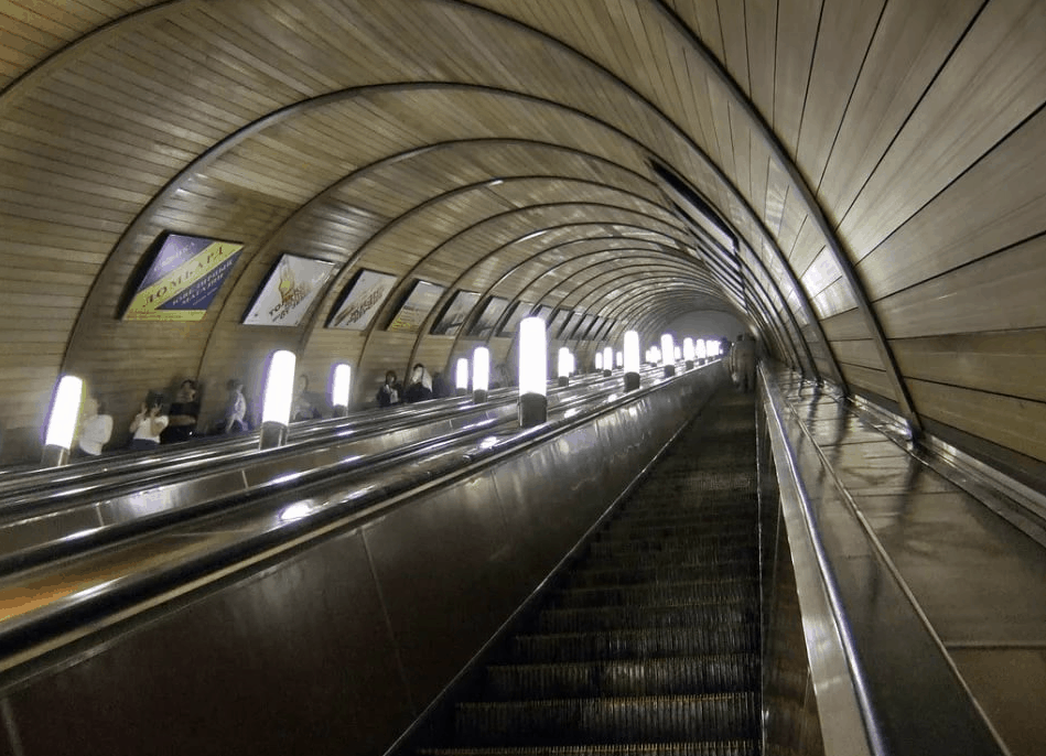 Рыбная станция московского метрополитена. Станция метро Дмитровская. Станция Тимирязевская эскалатор. Эскалаторы на метро Савеловская. Метро Серпуховская эскалатор.