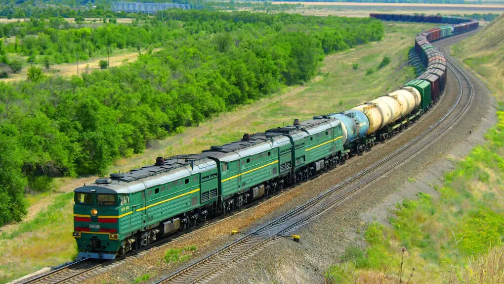 Top 10 longest trains in the world with a record number of cars