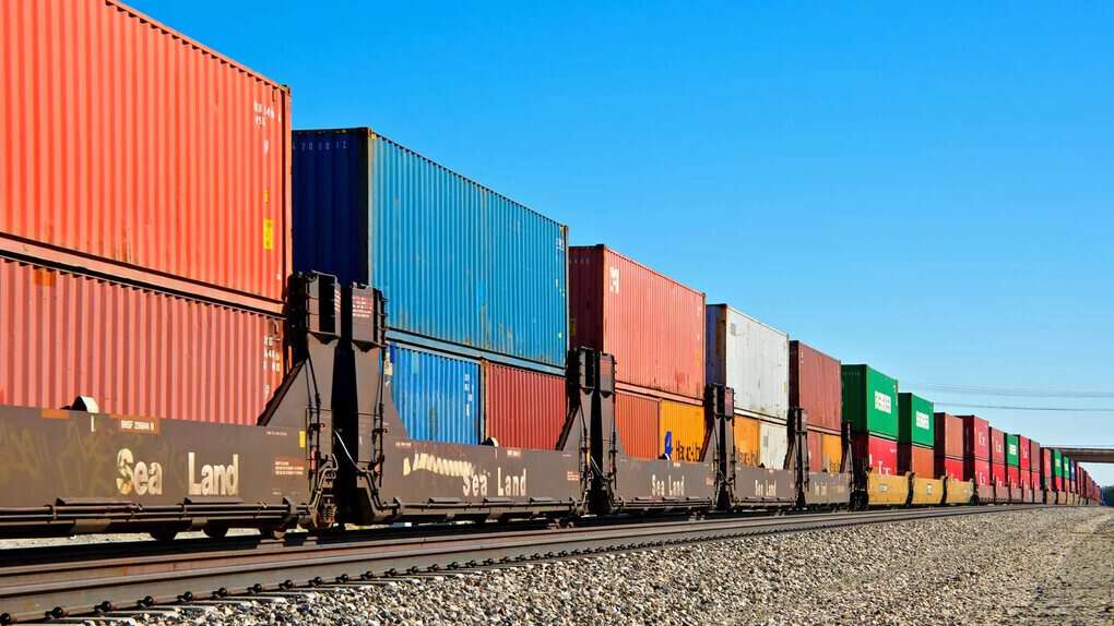 Top 10 longest trains in the world with a record number of cars