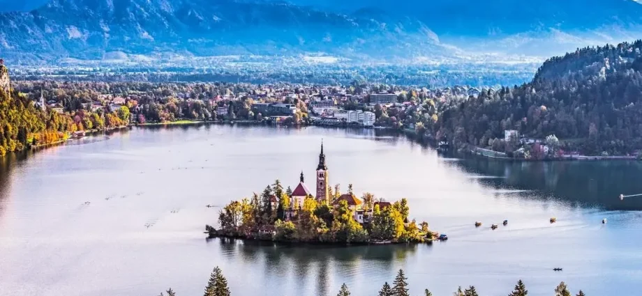 Top 10 most beautiful lakes in the world