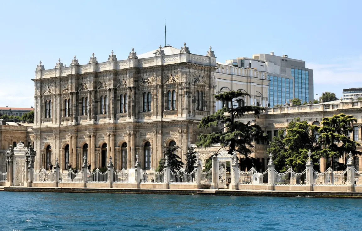 Top 10 most beautiful palaces in the world