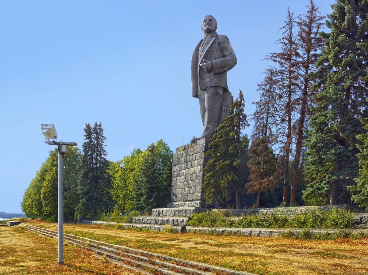 Есть фото памятники. Дубна памятник Ленину. Дубна Московская область памятник Ленину. Статуя Ленина в Дубне. Дубна памятник Ленину высота.