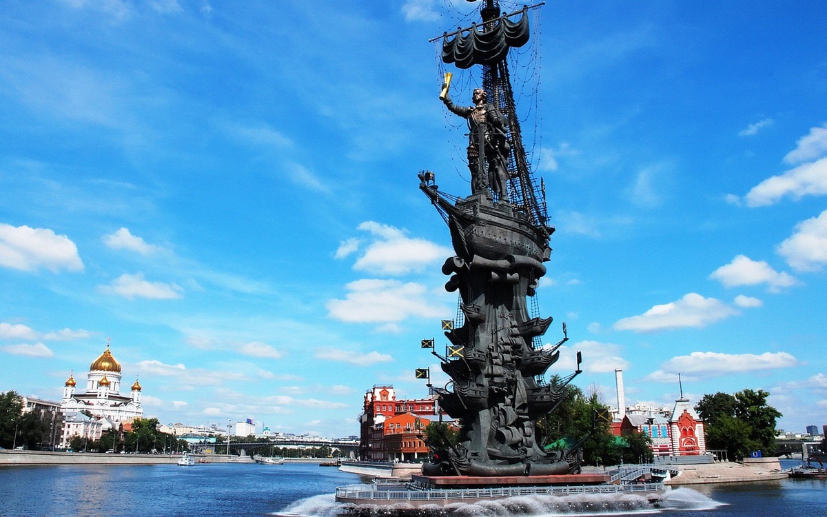 Top 10 tallest monuments in Russia