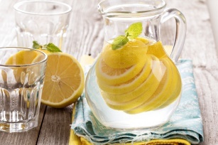 Water with lemon? Discover 15 reasons why you should drink it!