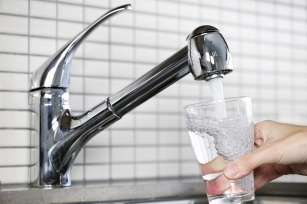 What is the difference between tap water and bottled water? Which water is worth drinking while taking care of health?