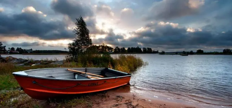 When you can fish from a boat: the date of the opening of the season and the end of the ban