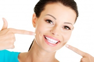 आपके पास मौजूद उत्पादों से अपने दांतों को सफेद करें।