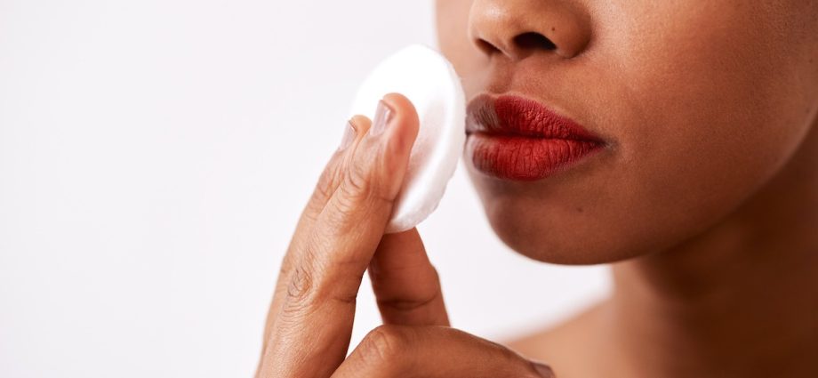 3 remedies to help remove lipstick from the skin of the lips