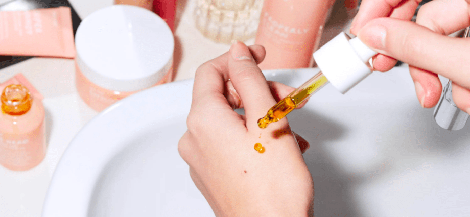 Facial serum: what it is, how to use and apply [Vichy experts&#8217; opinion]