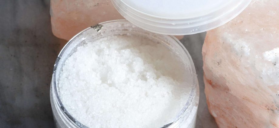 Down with the superfluous: salt scrub for the body