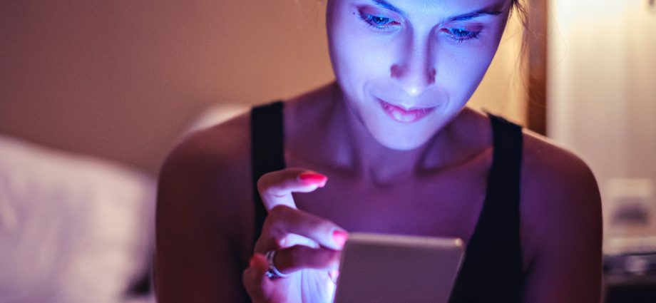 How to protect your skin from blue light from gadgets