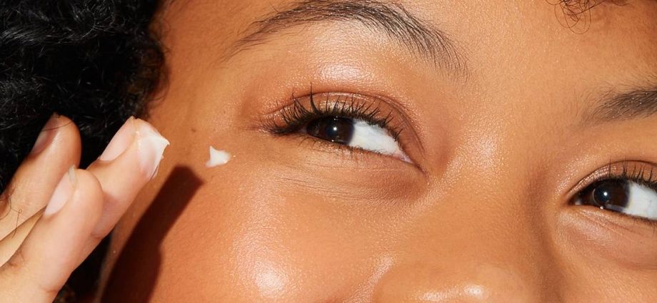 Look at the root: how to apply the cream around the eyes