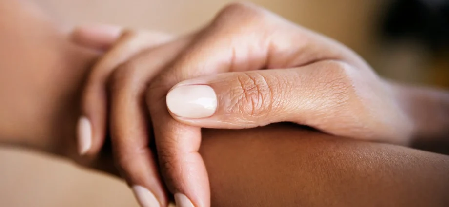 Moisturizing the skin of the hands