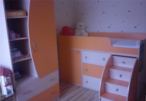 Children&#8217;s loft bed: with a workplace, a play area, a sofa