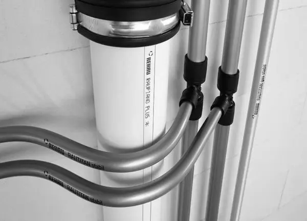 Do-it-yourself connection and installation of metal-plastic pipes