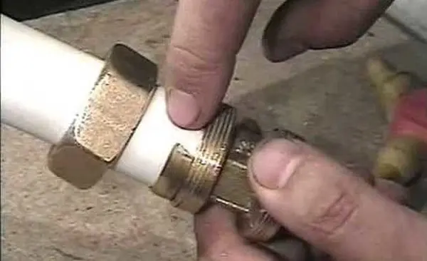 Do-it-yourself connection and installation of metal-plastic pipes