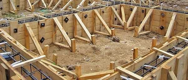 Do-it-yourself formwork for a strip foundation: fixed and removable, how and from what to make, install + ways to save