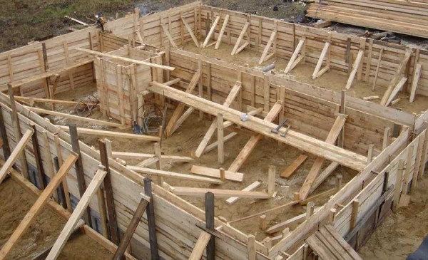 Do-it-yourself formwork for a strip foundation: fixed and removable, how and from what to make, install + ways to save