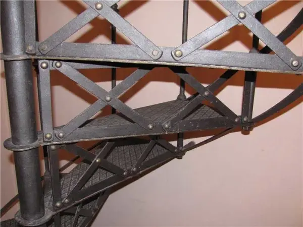 Do-it-yourself staircase to the second floor: spiral, mid-flight, on the rails, photo, video