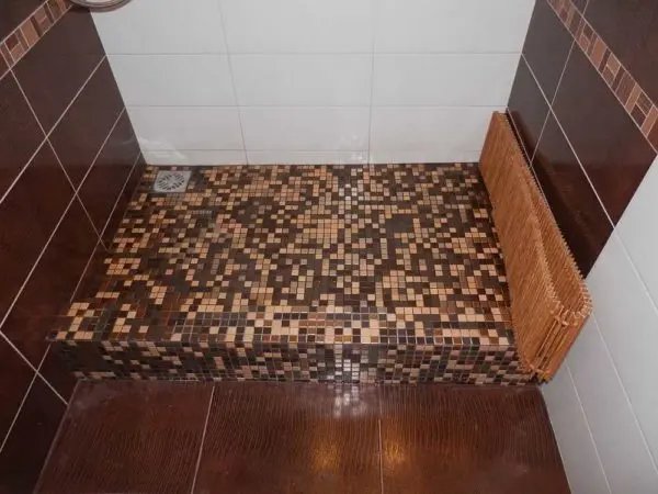 Floor with drain: device, installation of a drain