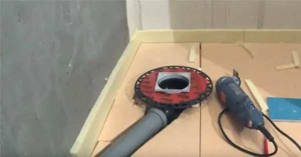 Floor with drain: device, installation of a drain
