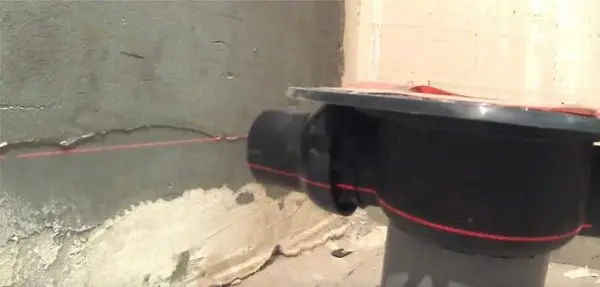 Floor with drain: device, installation of a drain