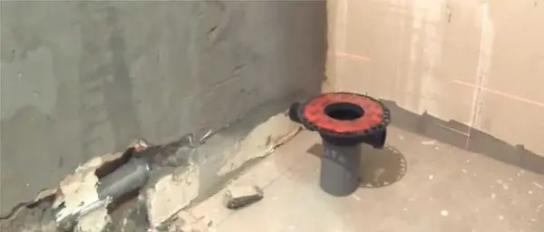 Floor with drain: device, installation of a drain