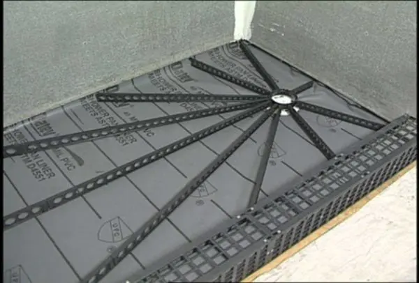 Floor with drain: device, installation of a drain