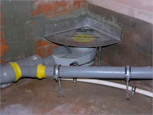 Floor with drain: device, installation of a drain