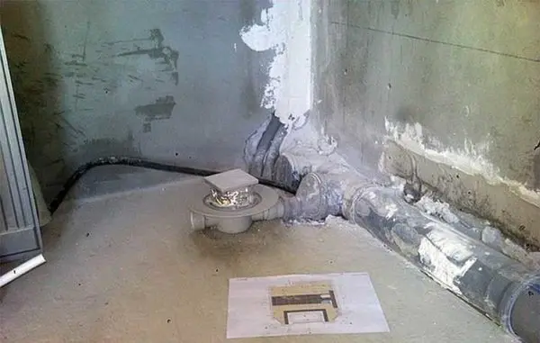 Floor with drain: device, installation of a drain