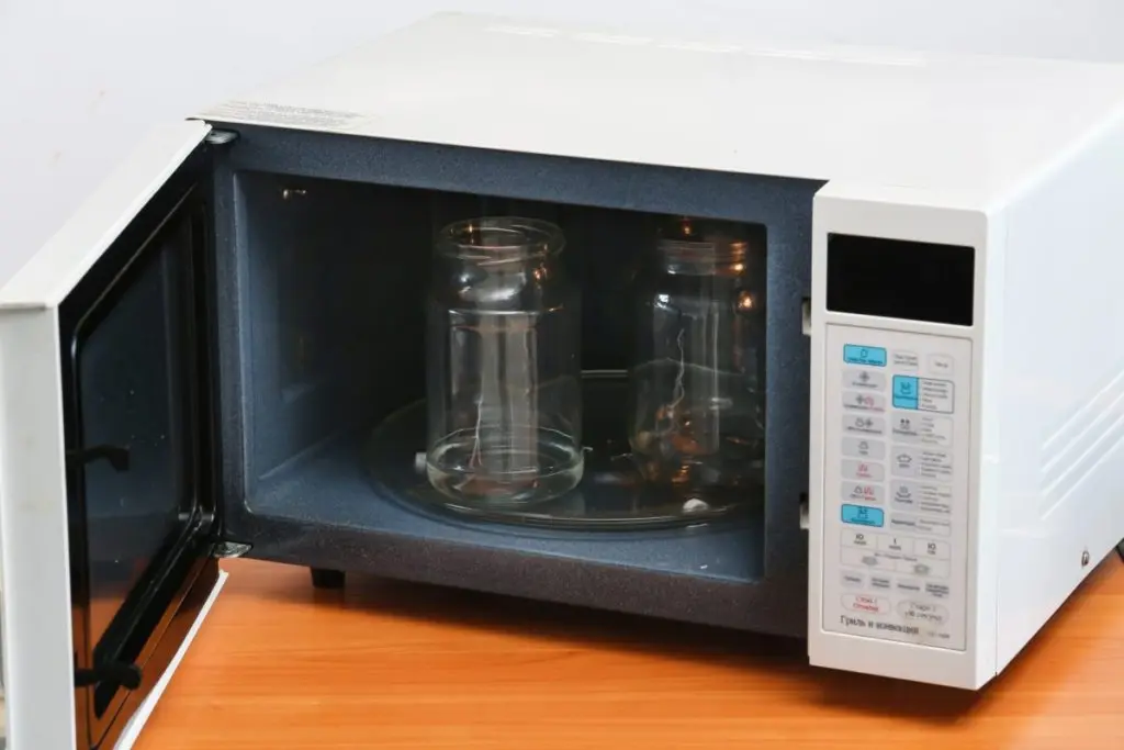 How to sterilize jars in the microwave