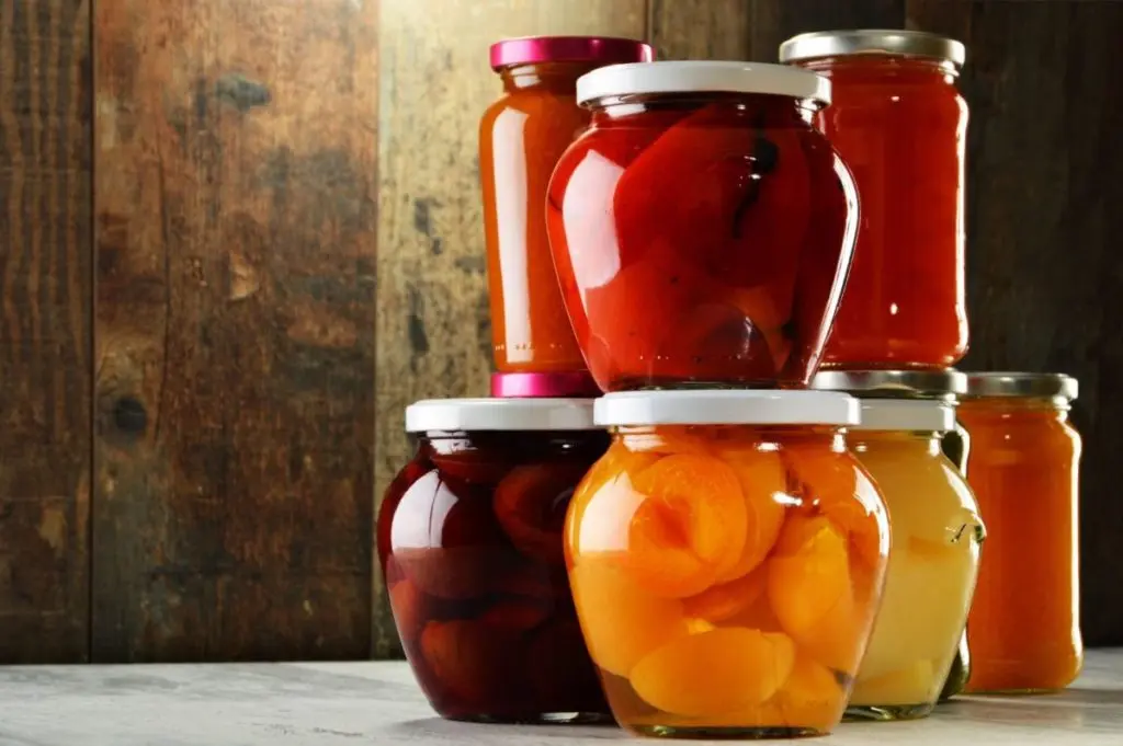 How to sterilize jars in the microwave