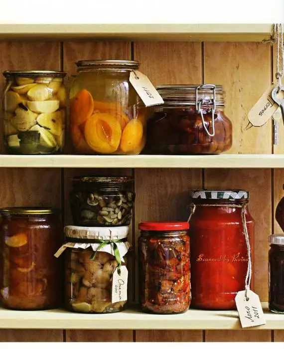 How to sterilize jars in the microwave