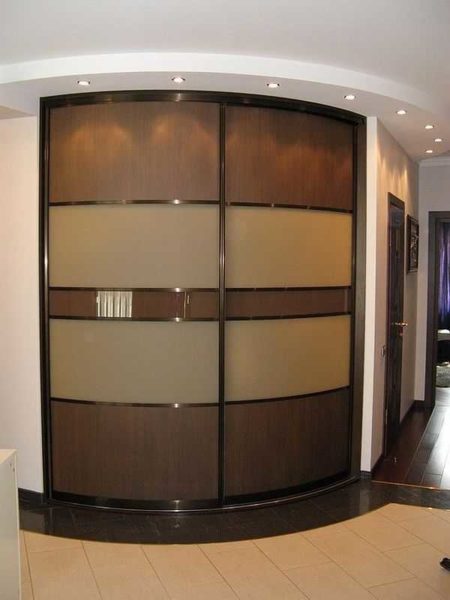 Sliding wardrobe in the hallway: ideas for design and filling