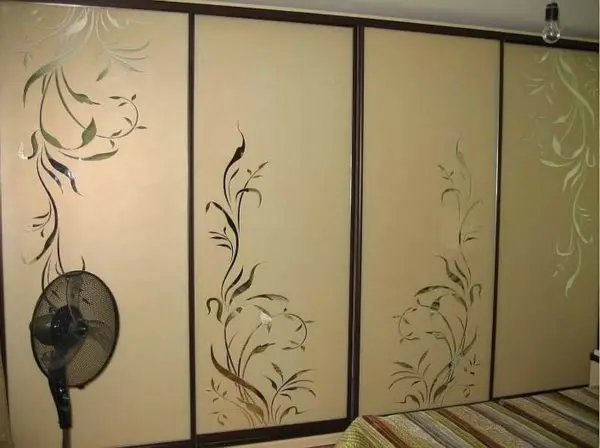 Sliding wardrobe in the hallway: ideas for design and filling