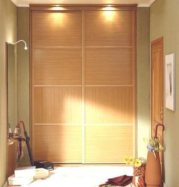 Sliding wardrobe in the hallway: ideas for design and filling