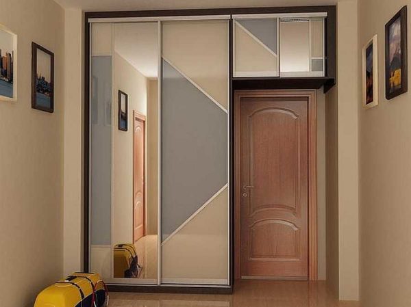 Sliding wardrobe in the hallway: ideas for design and filling