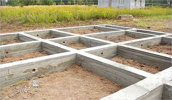 Strip foundation: monolithic, prefabricated (block), rubble, brick - features and scope