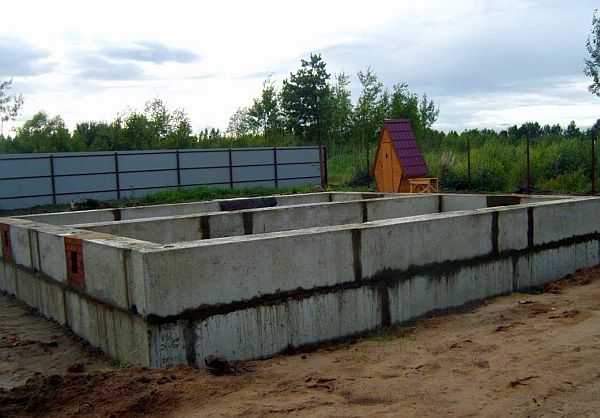 Strip foundation: monolithic, prefabricated (block), rubble, brick - features and scope