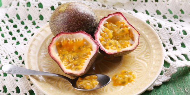 How to eat passion fruit: just cut the fruit in half