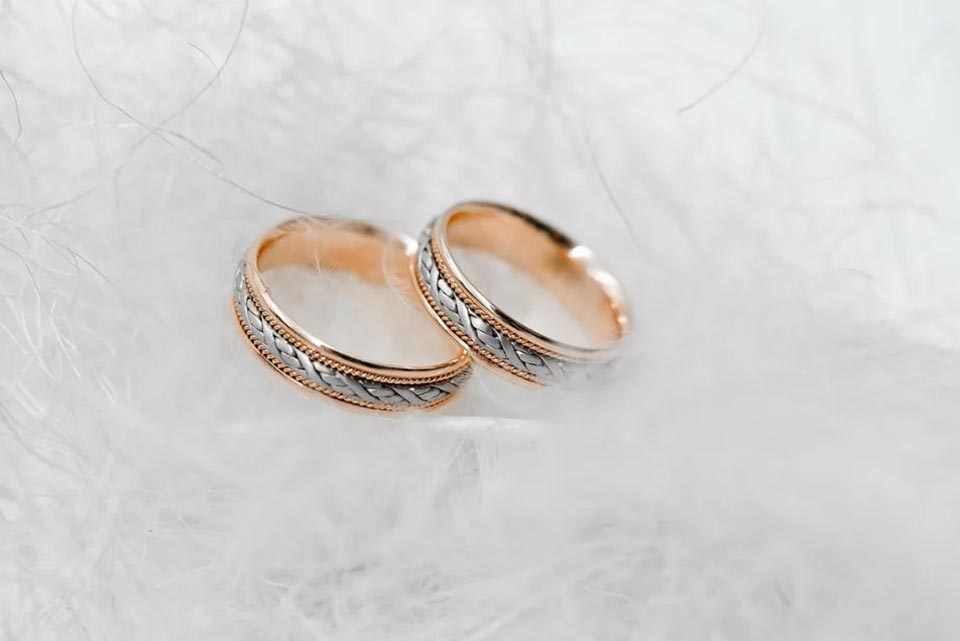 Золотое кольцо оставляет черные следы. Почернело обручальное кольцо из золота. Yaselisa обручальные кольца ROMA-M. Почему внутри почернело обручальное кольцо.